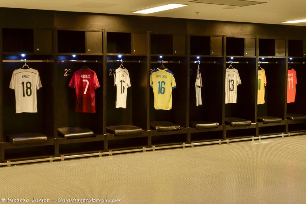 Imagem de camisas penduradas no vestiário do Museu do Maracanã.